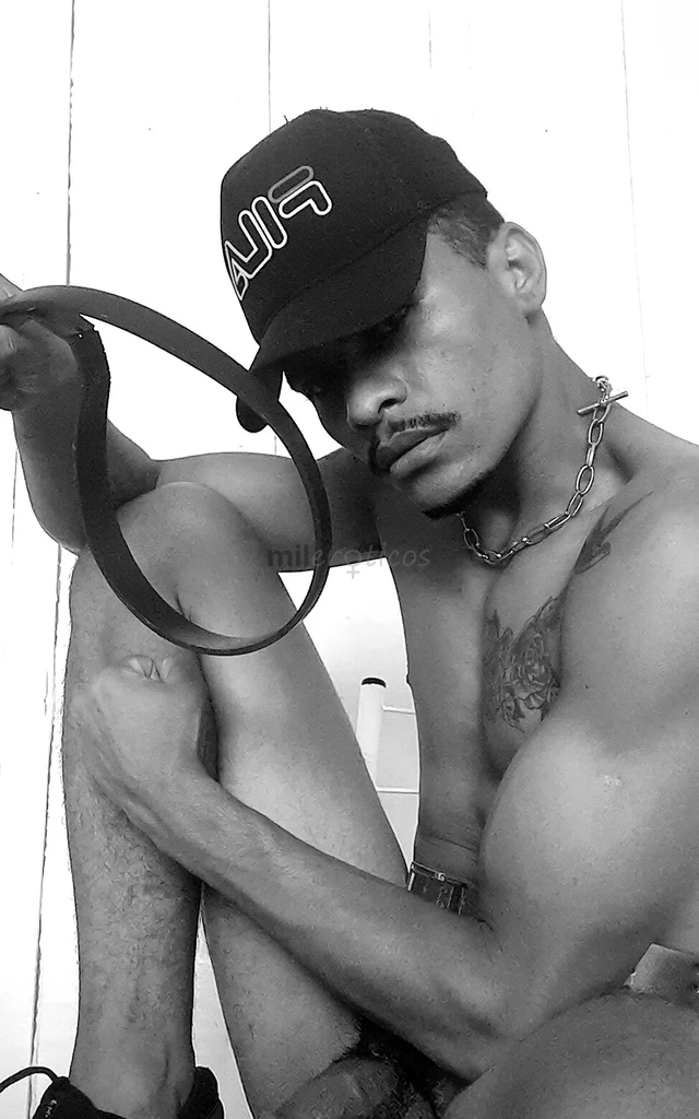 Macho safado mlk safado 19 cm com muita porra pra dar sou moreno tatuado discreto realizo seus fetiches atendo todos os horarios pego vc com forca pra...