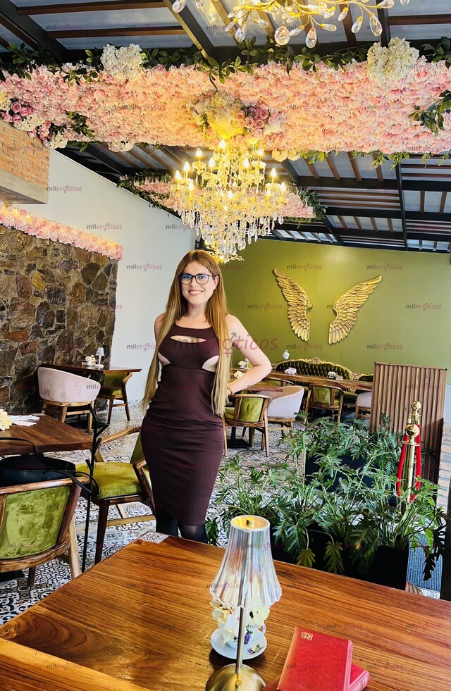 FOTOS DE HERMOSA MUJER TRANS, PIEL BLANCA , ALTA , DELGADA Y MUY BONITA .