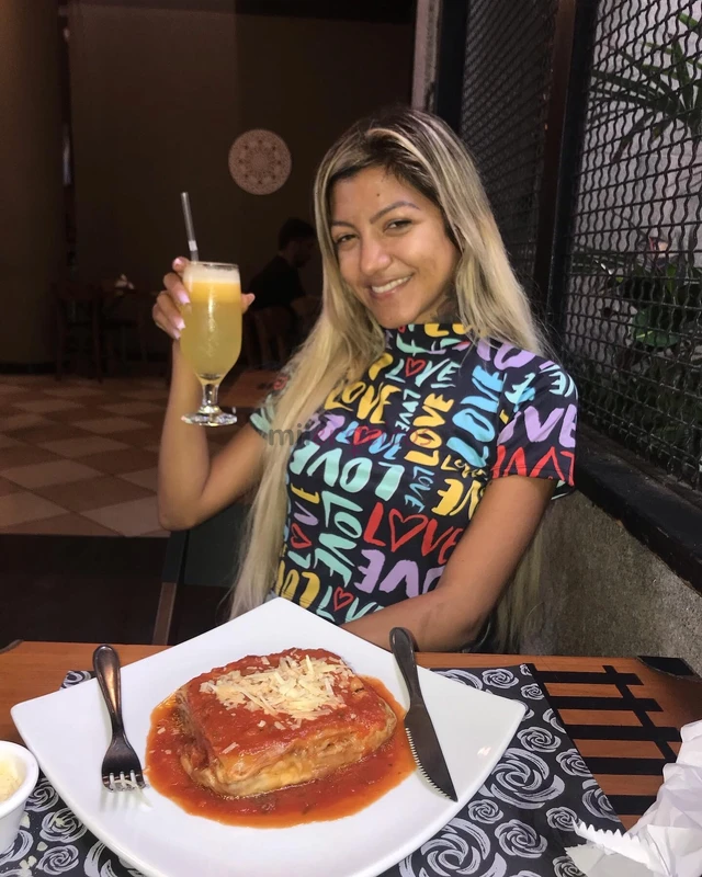 Oii tudo bem me chamo myrela sophia 19 aninhos e tenho 1 57 de altura 57 kg um lindo corpo de parar o transito venha se deliciar com meu lindo corpo a...