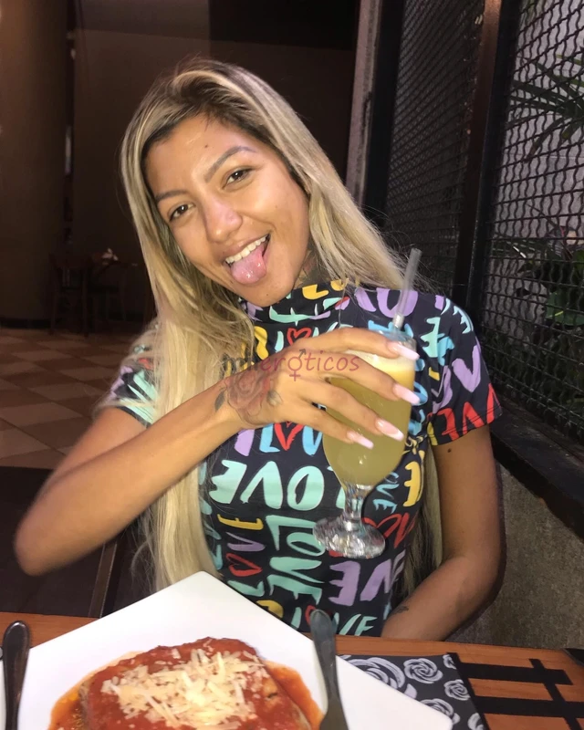 Oii tudo bem me chamo myrela sophia 19 aninhos e tenho 1 57 de altura 57 kg um lindo corpo de parar o transito venha se deliciar com meu lindo corpo a...