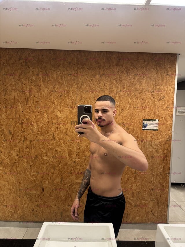 FOTOS DE HOMBRE BRASILEÑO MUY CALIENTE Y LLENO DE ENERGÍA.