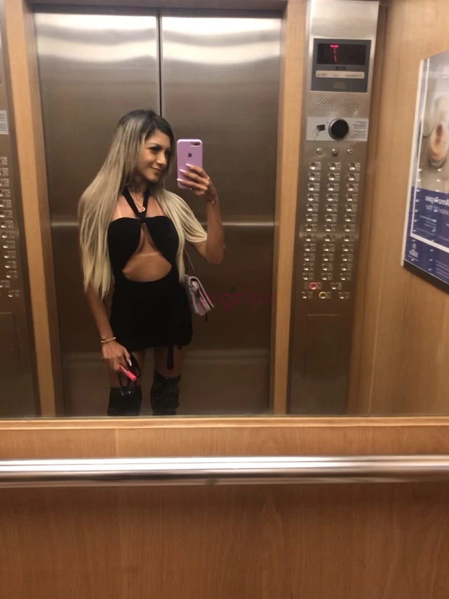 Oii tudo bem me chamo myrela sophia 19 aninhos e tenho 1 57 de altura 57 kg um lindo corpo de parar o transito venha se deliciar com meu lindo corpo a...