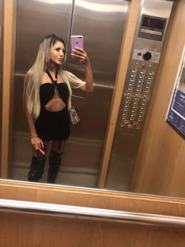 Oii tudo bem me chamo myrela sophia 19 aninhos e tenho 1 57 de altura 57 kg um lindo corpo de parar o transito venha se deliciar com meu lindo corpo a...