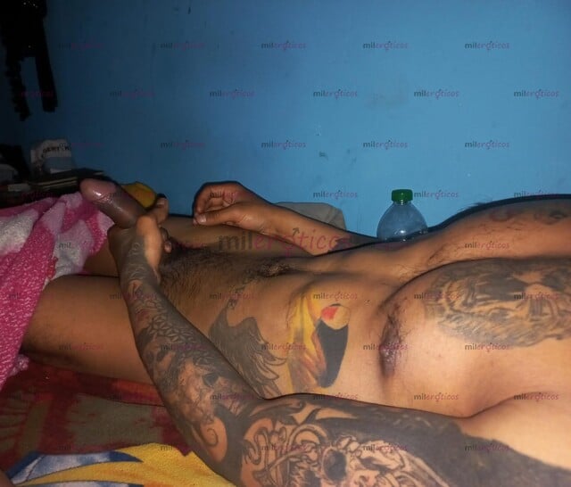 FOTOS DE CHICO MORENO DELGADO TATUADO Y SEXY DE BUENA DOTACION RELAJADO