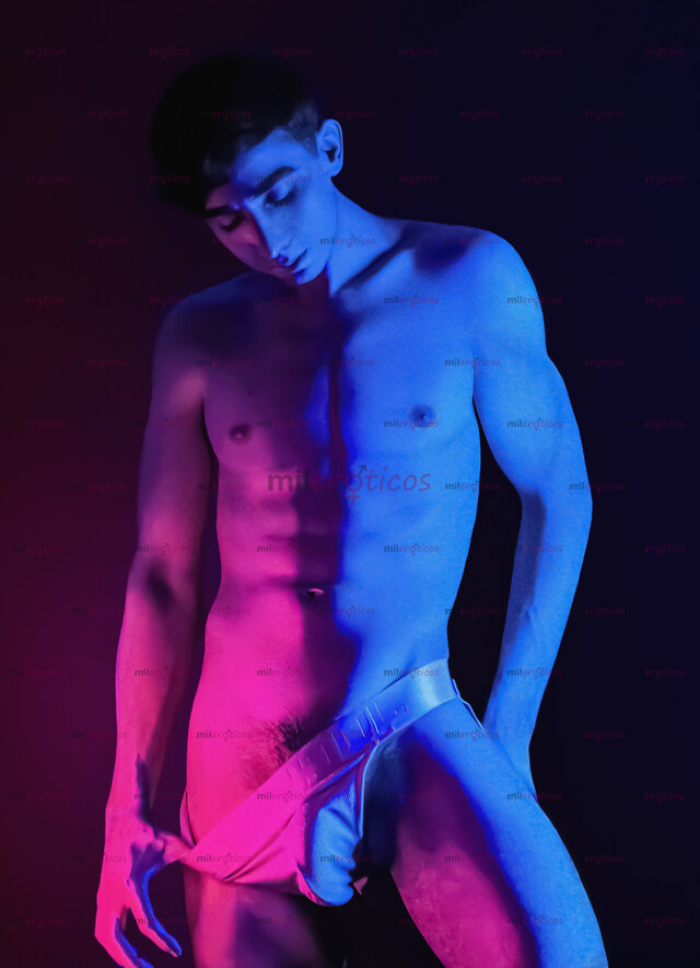 FOTOS DE ACTIVO, MASCULINO, GUAPO Y VERGÓN DE 24 CENTÍMETROS.