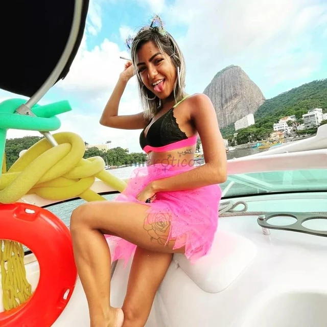 Oii tudo bem me chamo myrela sophia 19 aninhos e tenho 1 57 de altura 57 kg um lindo corpo de parar o transito venha se deliciar com meu lindo corpo a...