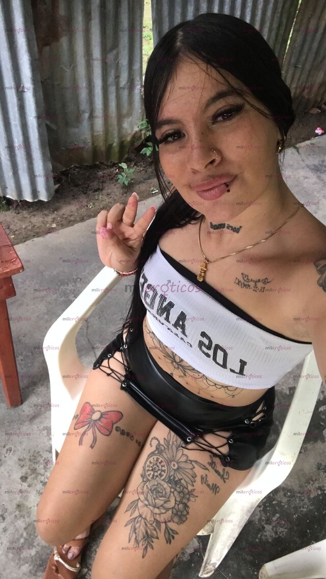 FOTOS DE UNA FLACA HERMOSA Y SEXI PELI NEGRA Y ALTA TATUADA