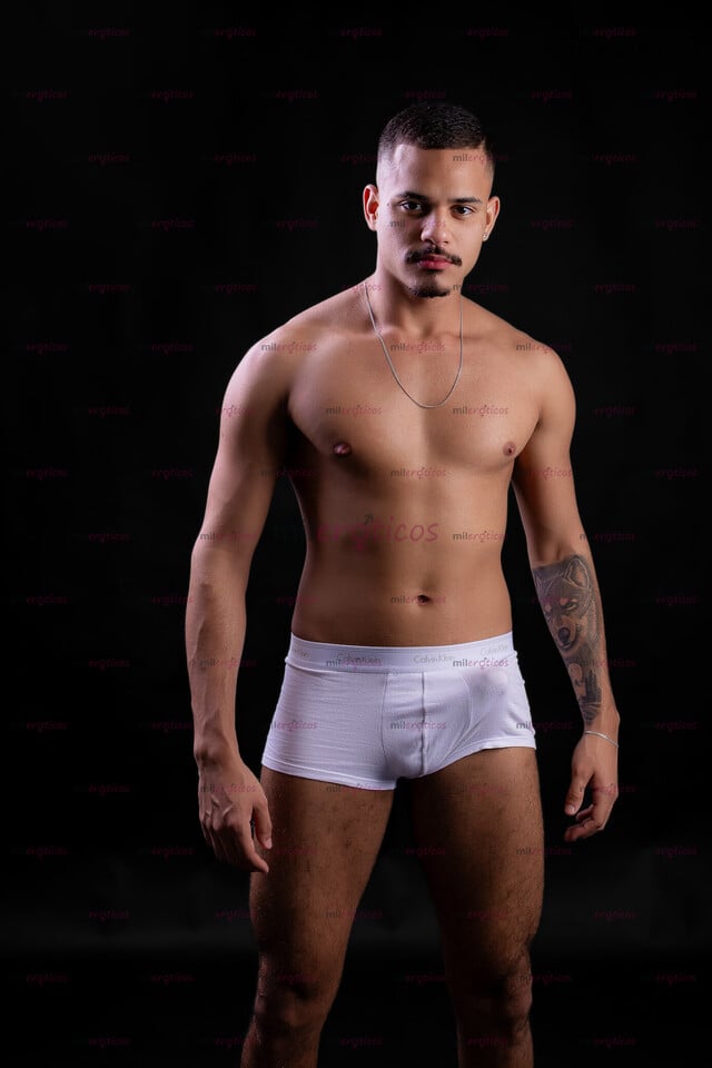 FOTOS DE HOMBRE BRASILEÑO MUY CALIENTE Y LLENO DE ENERGÍA.
