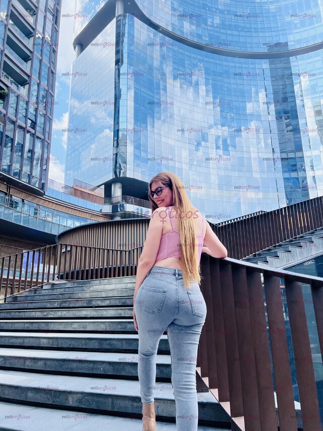 FOTOS DE HERMOSA MUJER TRANS, PIEL BLANCA , ALTA , DELGADA Y MUY BONITA .