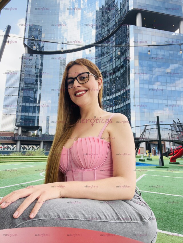 FOTOS DE HERMOSA MUJER TRANS, PIEL BLANCA , ALTA , DELGADA Y MUY BONITA .