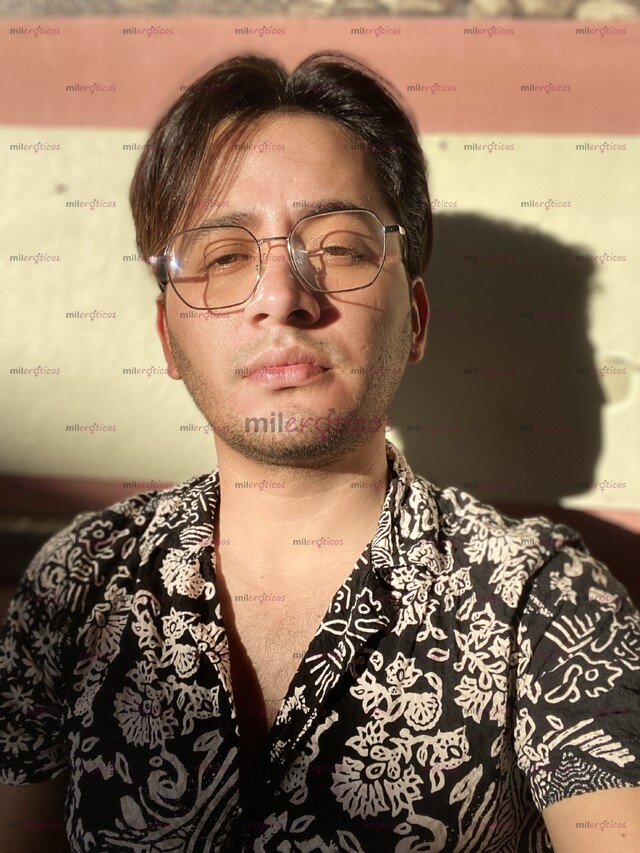 FOTOS DE UNIVERSITARIO, DELGADO, PASIVO, DISPONIBLE