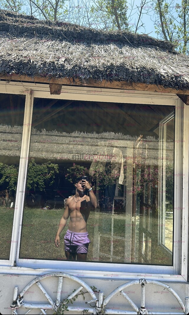 FOTOS DE ESTUDIANTE MEXICANO, EN LA CIUDAD, VARONIL, DISCRETO Y GUAPO