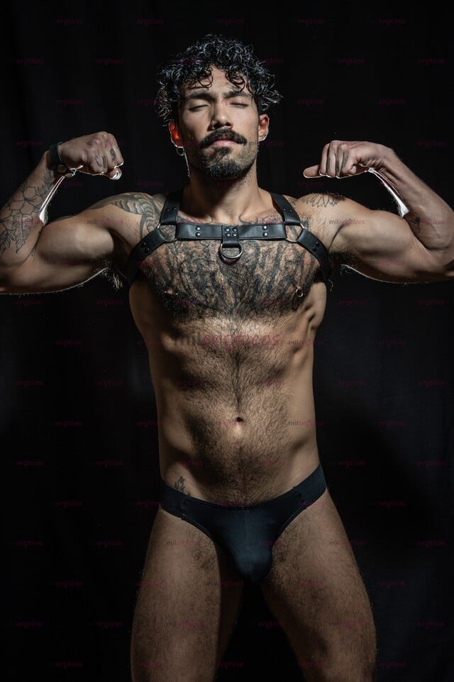 FOTOS DE HIBROCALIDO ACTIVO, TATUADO MORENO Y PELUDO CON VERGA GRUESA