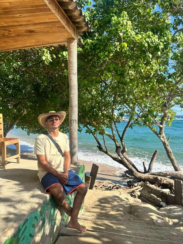 FOTOS DE HOMBRE MORENO ACTIVO VERGA DE 21 CM VENOSA DURA
