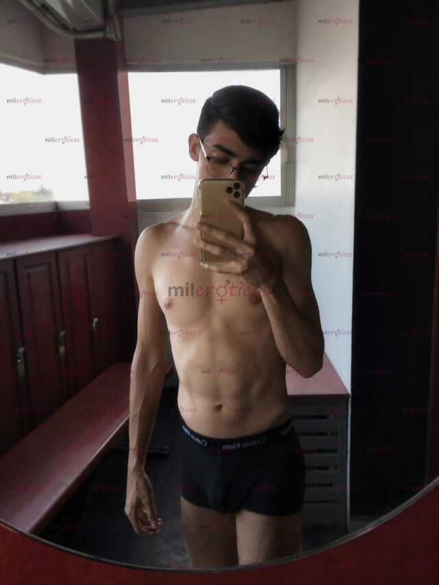 FOTOS DE ACTIVO, MASCULINO, GUAPO Y VERGÓN DE 24 CENTÍMETROS.