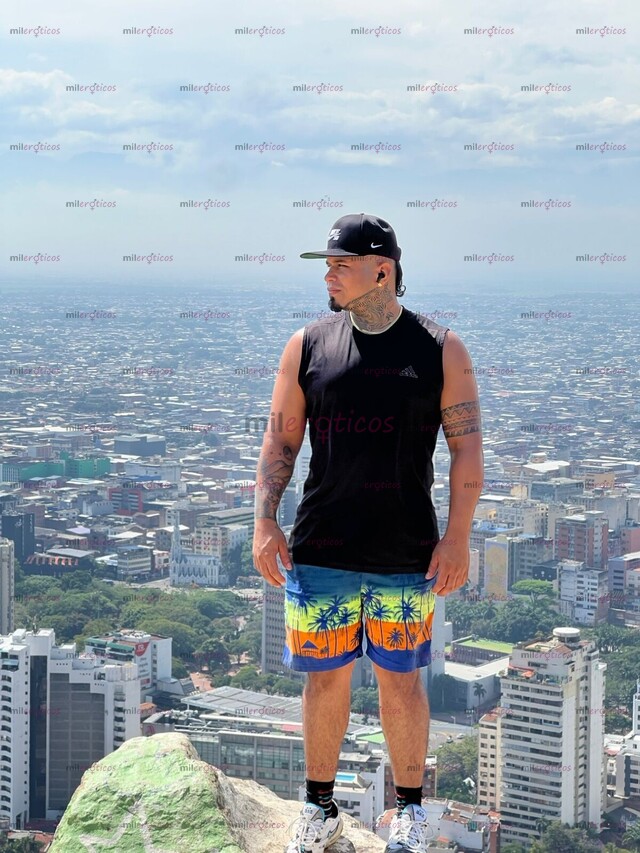 FOTOS DE POLLO TATUADO MACHO BARONIL CON SITIO PRIVADO