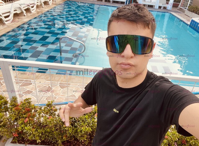 FOTOS DE JOVEN CON SITIO EN ARMENIA POR EL PARQUE SUCRE SOY VERSÁTIL ESCRÍBEME