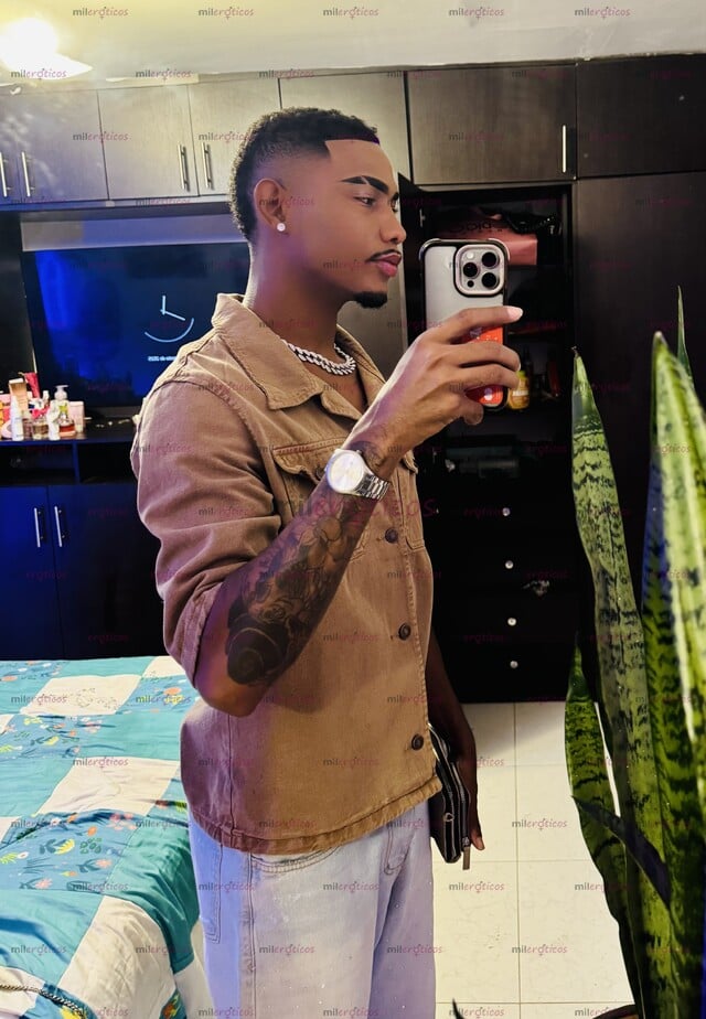 FOTOS DE SOY UN CHICO NEGRO ALTO SIMPÁTICO BUENA POLLA BUEN CULO VEN Y DIVIÉRTETE CONMIGO