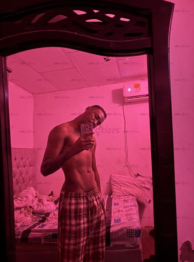FOTOS DE SOY UN CHICO NEGRO ALTO SIMPÁTICO BUENA POLLA BUEN CULO VEN Y DIVIÉRTETE CONMIGO
