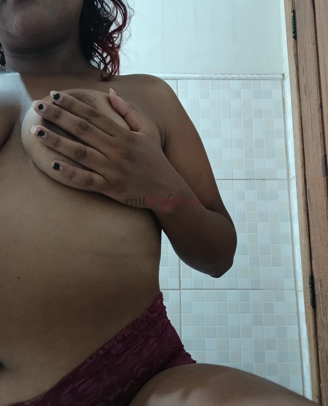 Sou fofa passiva apertadinha chupo bem sento gemendo e amo oral gosto de carinho pegada forte e beijo na boca sou sua por completo faco carinha de sof...