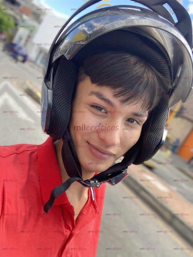 FOTOS DE JOVEN, POLLITO DISPONIBLE PARA CUMPLIR CON SUS NECESIDADES SEXUALES.