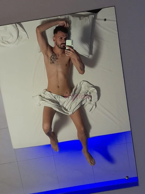 Ola me chamo alex tenho local fogoso uma pica de 20 cm bem gostosa e dura adoro um sexo com pegada mas tambem faco estilo namoradinho atendo homens e...