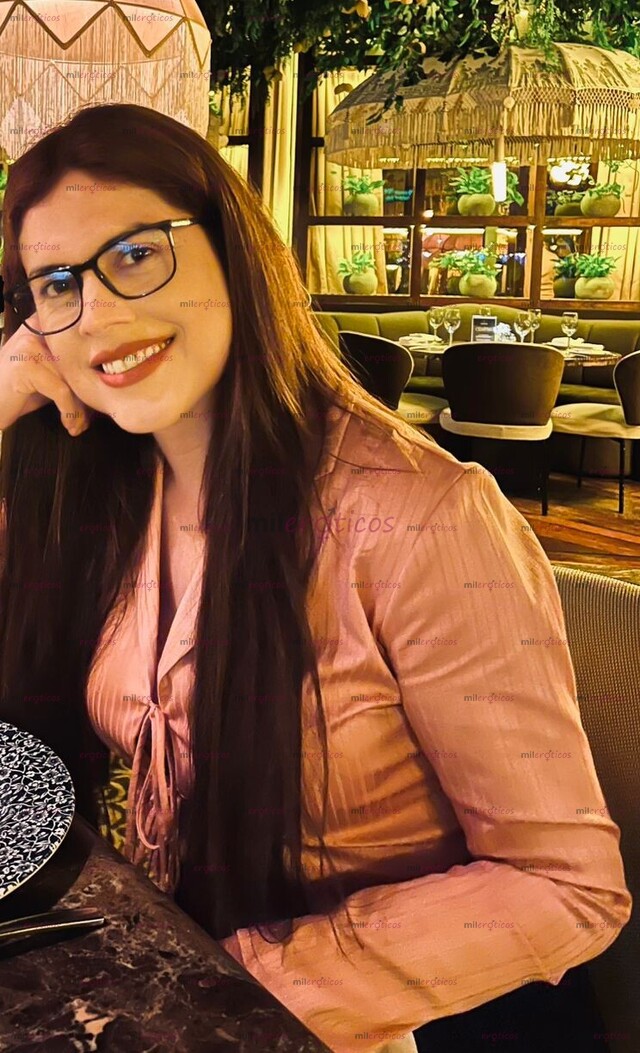 FOTOS DE MUJER FINA, ELEGANTE CON BUEN TEMA DE CONVERSACIÓN DE PIEL BLANCA Y MUY BONITA