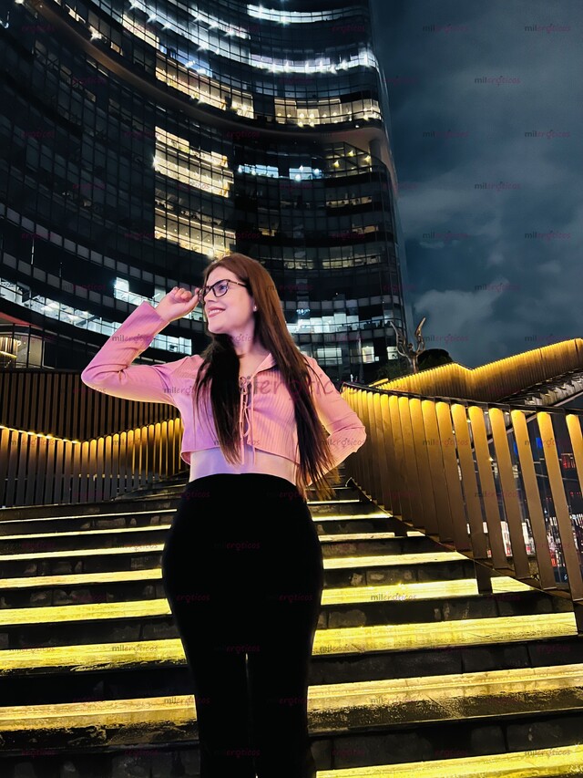 FOTOS DE MUJER FINA, ELEGANTE CON BUEN TEMA DE CONVERSACIÓN DE PIEL BLANCA Y MUY BONITA