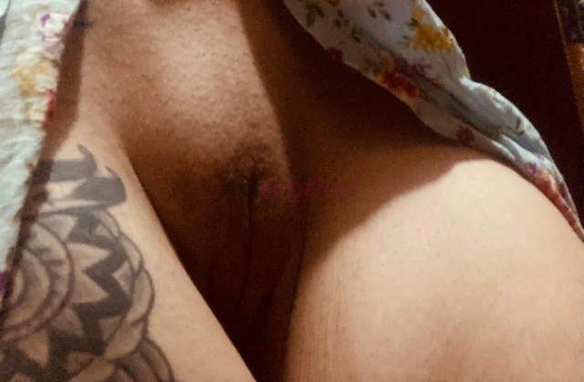 Amo compartilhar meus videos de sexo bem gostoso minhas fotos sensuais sou graduada viajei para varios paises e gosto muito de aventuras eu tenho um l...