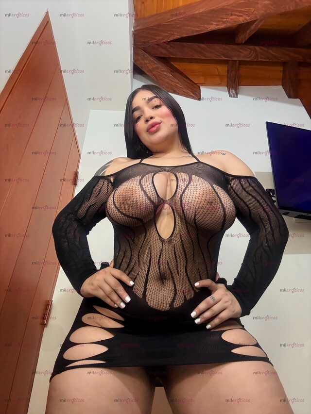 FOTOS DE CHICA CON UNAS MANOS SUAVES, DELICIOSAS PARA UN MASAJE