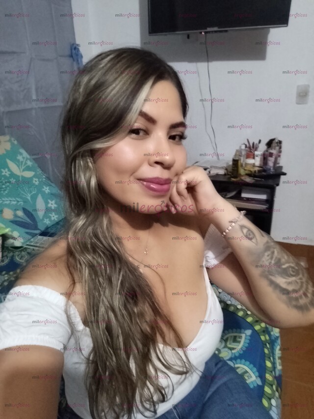 FOTOS DE UNA DAMA SENCILLA E ENCANTADORA CON UN ROSTRO ANGELICAL