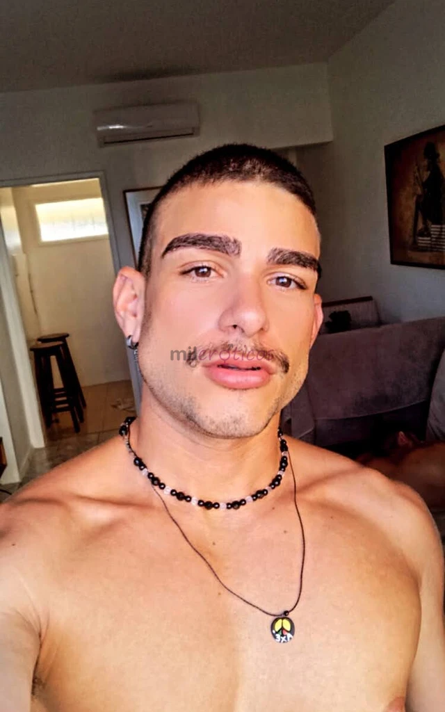 Me chamo bruno tenho 23 anos garoto jovem simpatico e muito bonito com local limpo e discreto para quem curte sigilo curto uma putaria 1 71 de altura7...