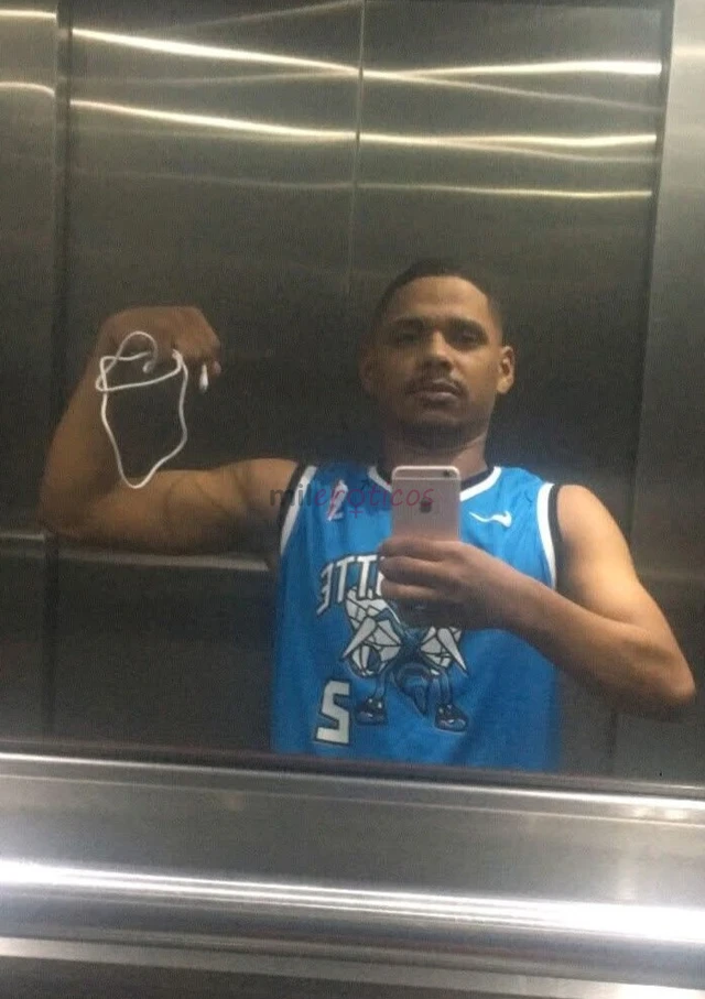 Ola me chamo lucas estou localizado aqui no genibau sou um moreno sarado gostoso com um pau enorme e grosso sou apenas ativo nao abro excecoes para se...
