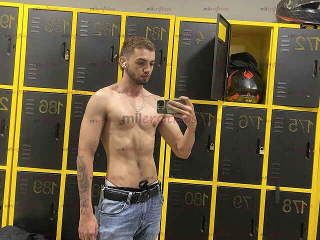 FOTOS DE HOMBRE VERSÁTIL MASCULINO BILINGUE DISPONIBLE