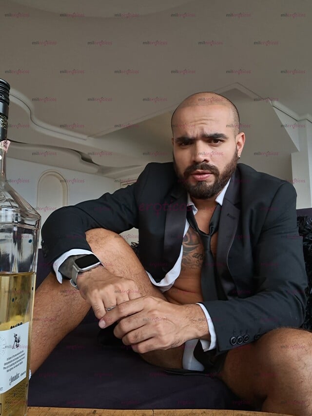 FOTOS DE JOVEN TRIGUEÑO, PELUDO, TATUADO, MASCULINO, CALVO BARBADO, AMANTE DE LOS PIES