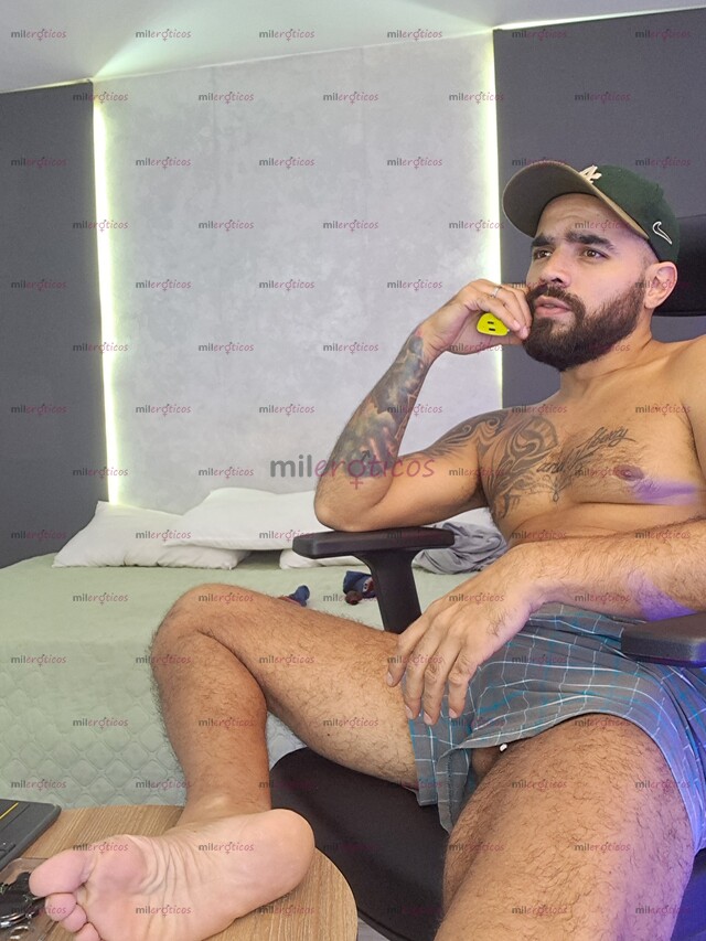 FOTOS DE JOVEN TRIGUEÑO, PELUDO, TATUADO, MASCULINO, CALVO BARBADO, AMANTE DE LOS PIES