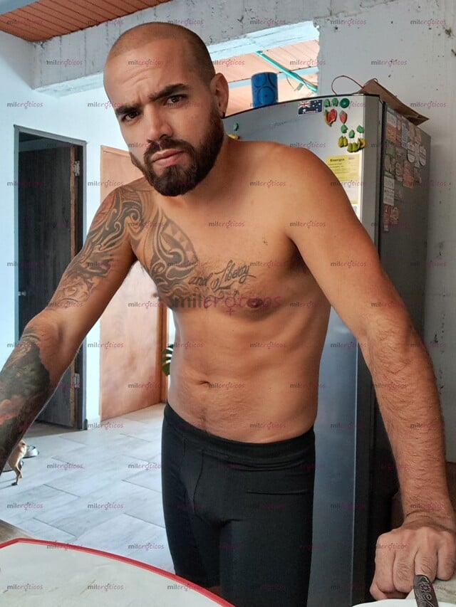 FOTOS DE JOVEN TRIGUEÑO, PELUDO, TATUADO, MASCULINO, CALVO BARBADO, AMANTE DE LOS PIES