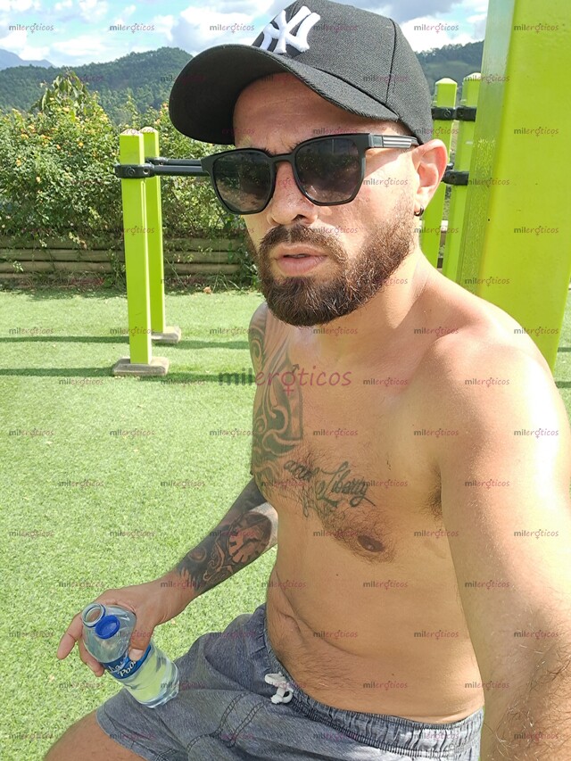 FOTOS DE JOVEN TRIGUEÑO, PELUDO, TATUADO, MASCULINO, CALVO BARBADO, AMANTE DE LOS PIES