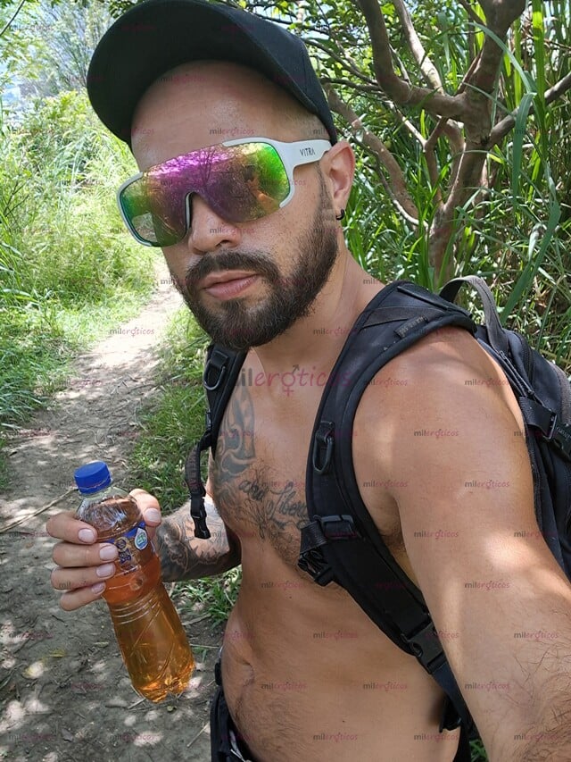 FOTOS DE JOVEN TRIGUEÑO, PELUDO, TATUADO, MASCULINO, CALVO BARBADO, AMANTE DE LOS PIES