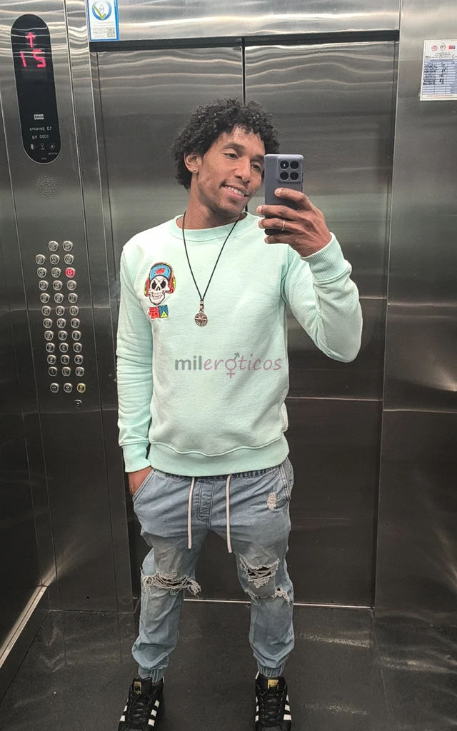 Moreno venezolano en la ciudad de santiago complaciente sexy observador me gusta mucho escuchar tus fantasias y fetichestodo parte desde una buena con...