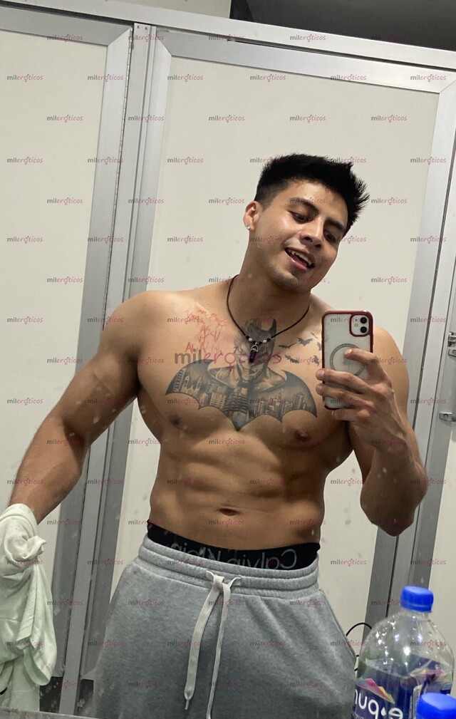 FOTOS DE HOLAA SOY AXEL, PODEMOS PASAR UN RATO DELI, ATLÉTICO, Y SONRIENTE.