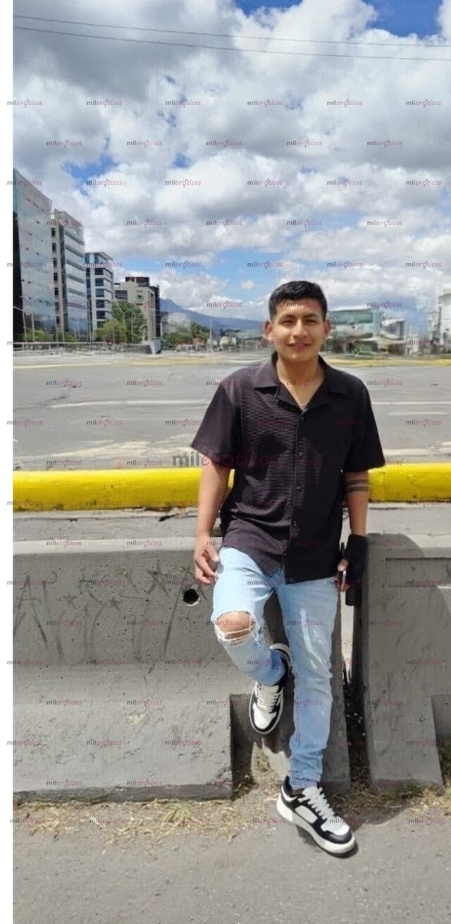 FOTOS DE CHICO ACTIVO MORENO DISPUESTO A COMPLACER CON VERGA