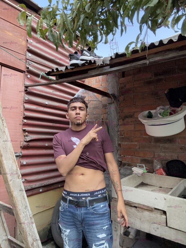 FOTOS DE CHAKALITO ACTIVO CON VERGA GRUESA PARA USAR TU BOCA Y CULO