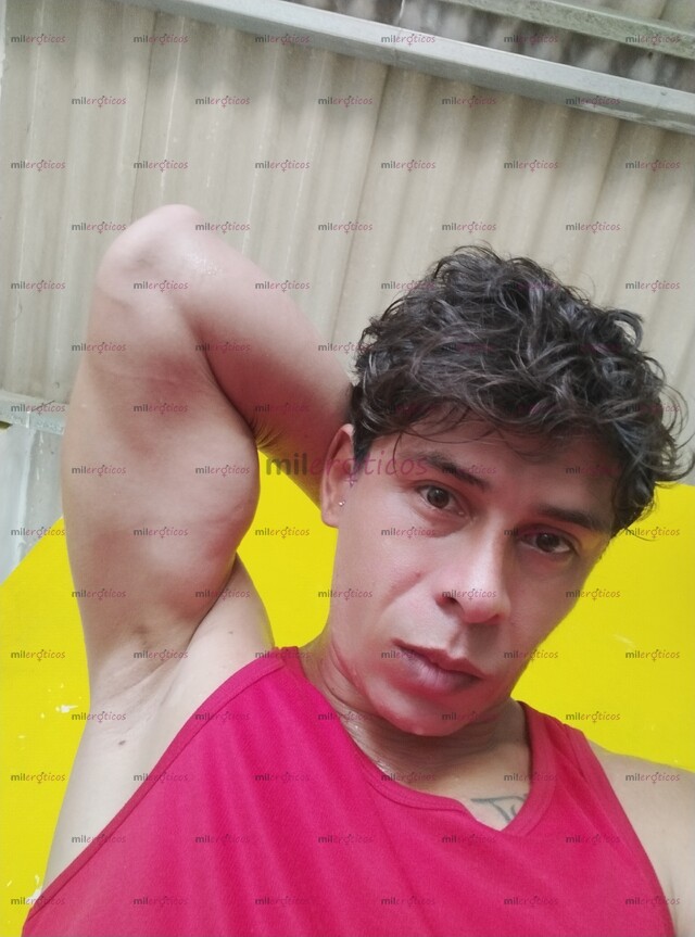 FOTOS DE SUPERDOTADO COMPLACIENTE ATIENDO A PAREJAS TAMBIÉN VIENDO CONTENIDOS