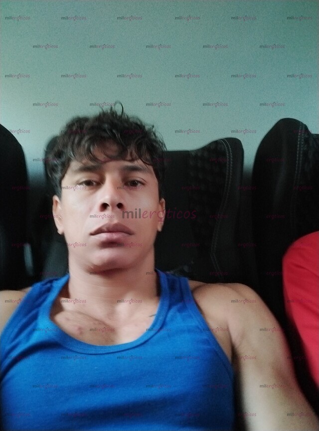 FOTOS DE SUPERDOTADO COMPLACIENTE ATIENDO A PAREJAS TAMBIÉN VIENDO CONTENIDOS