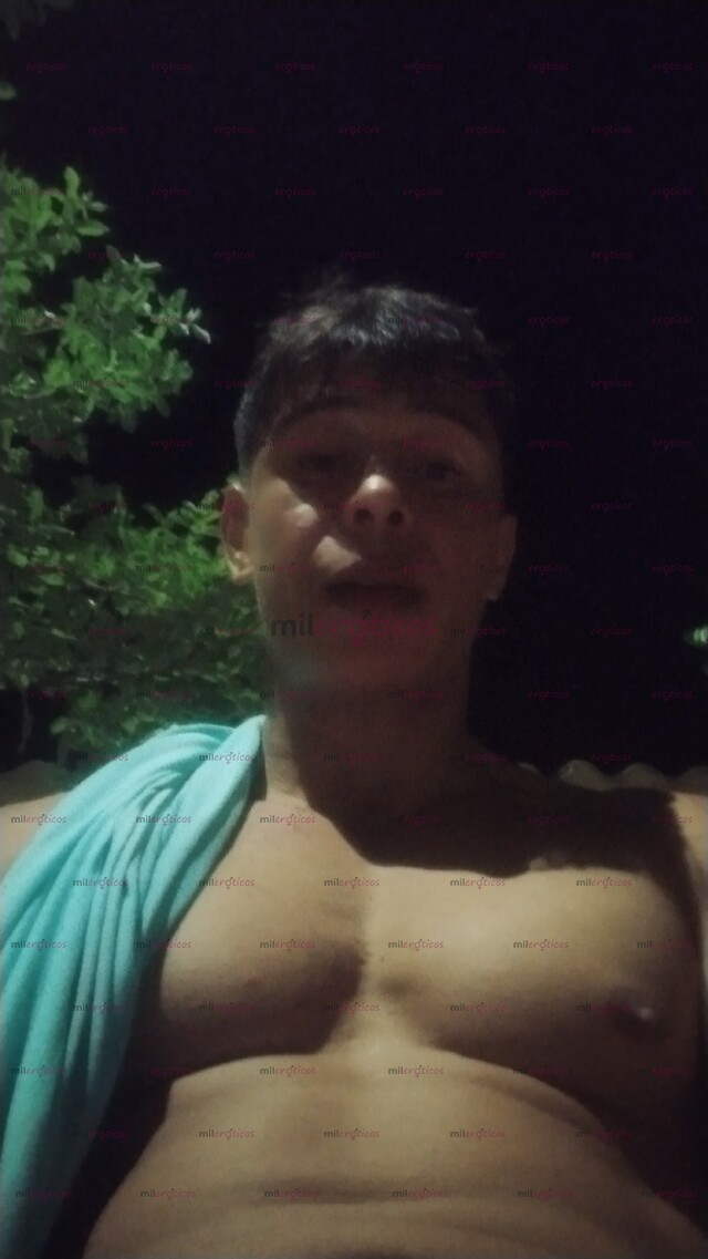 FOTOS DE SUPERDOTADO COMPLACIENTE ATIENDO A PAREJAS TAMBIÉN VIENDO CONTENIDOS