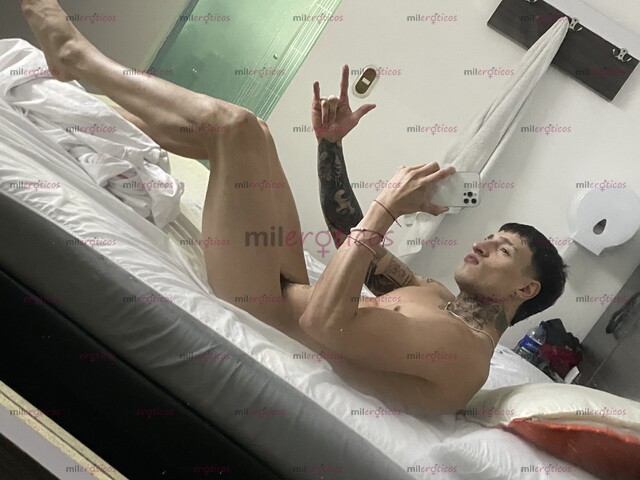 FOTOS DE HEY , JOVEN TATUADO ATLÉTICO LISTO PARA COMPLACERLO