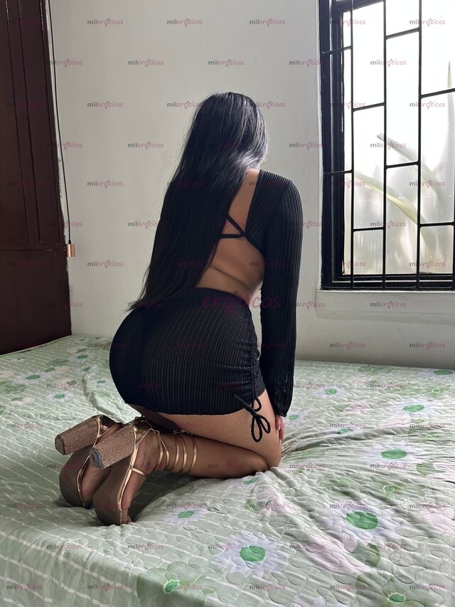 FOTOS DE JOVEN HERMOSA Y SENSUAL MIA CON ROSTRO PÍCARO Y HERMOSAS NALGAS