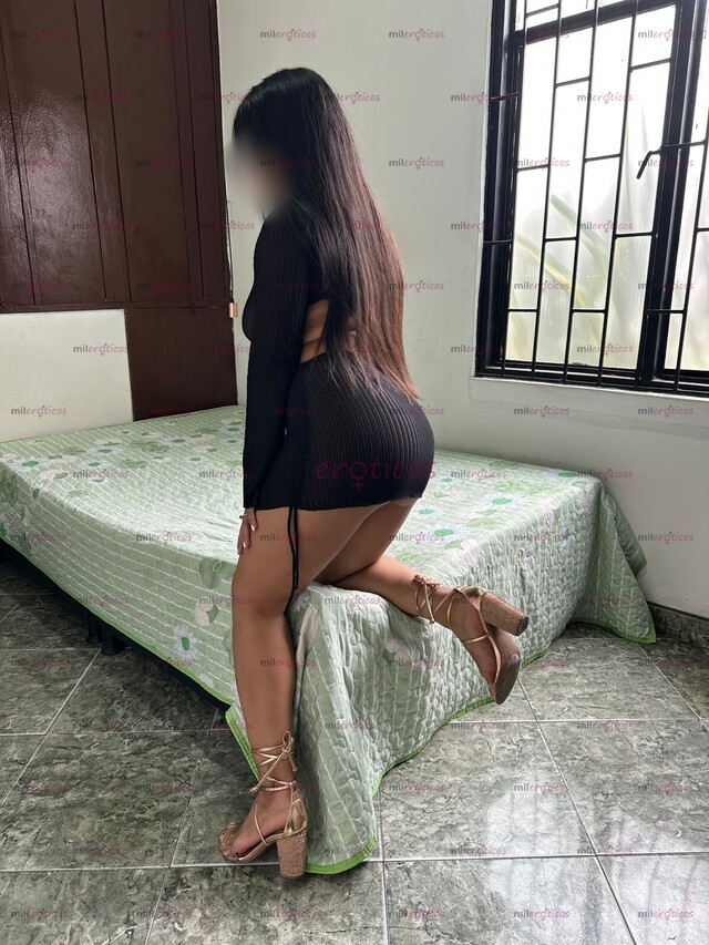 FOTOS DE JOVEN HERMOSA Y SENSUAL MIA CON ROSTRO PÍCARO Y HERMOSAS NALGAS
