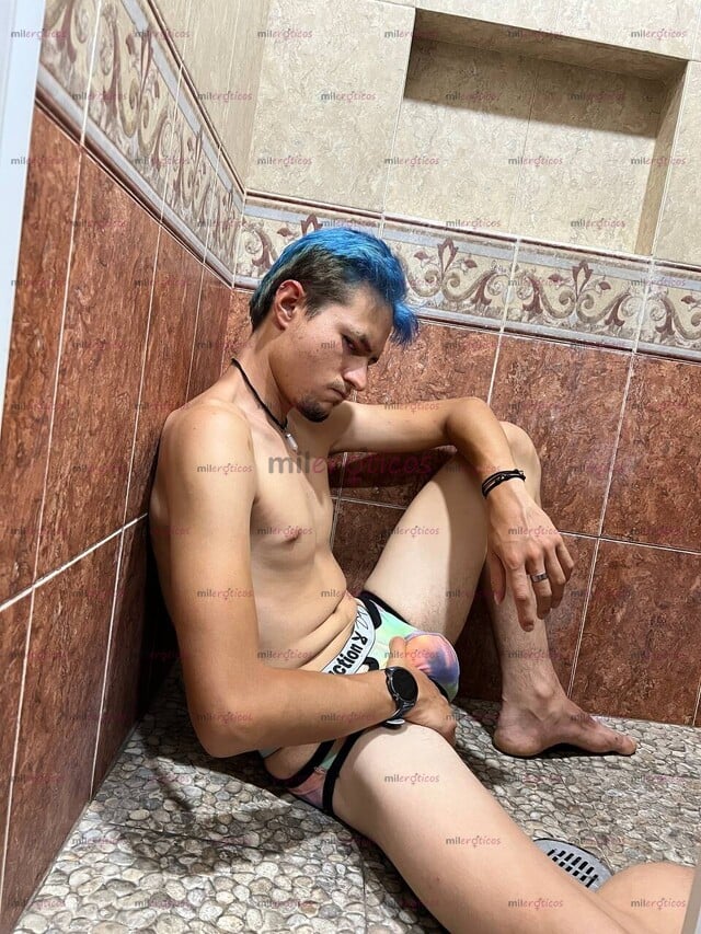FOTOS DE ESCORT TWINK ESPAÑOL ALTO VERGON CON MANOS, PIES Y VERGA ENORMES PARA DOMINARTE.